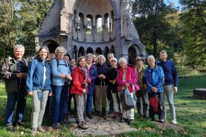 Teilnehmer der Herbstwanderung vor der Klosterruine Heisterbach