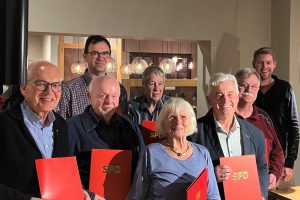 v.l. Dr. Robert Datzer, Hans-Peter Kröger, Wolfgang Assmann, Dietger Hoffmann, Christa Breuer, Paul Adams und Heinz Mahlberg vom Vorsitzenden Tobias Leuning
