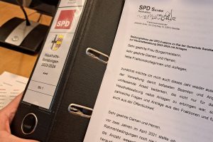 Aktenordner mit der Beschriftung "Haushaltsberatung 2023-2024" und einem Ausschnitt der Stellungname der SPD Fraktion zur Haushaltssatzung